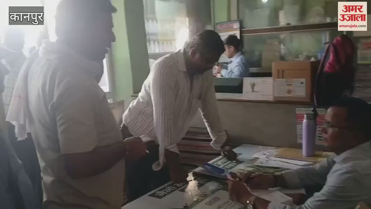 After a scuffle at the IFFCO service center in Shivrajpur, police distributed fertilizers