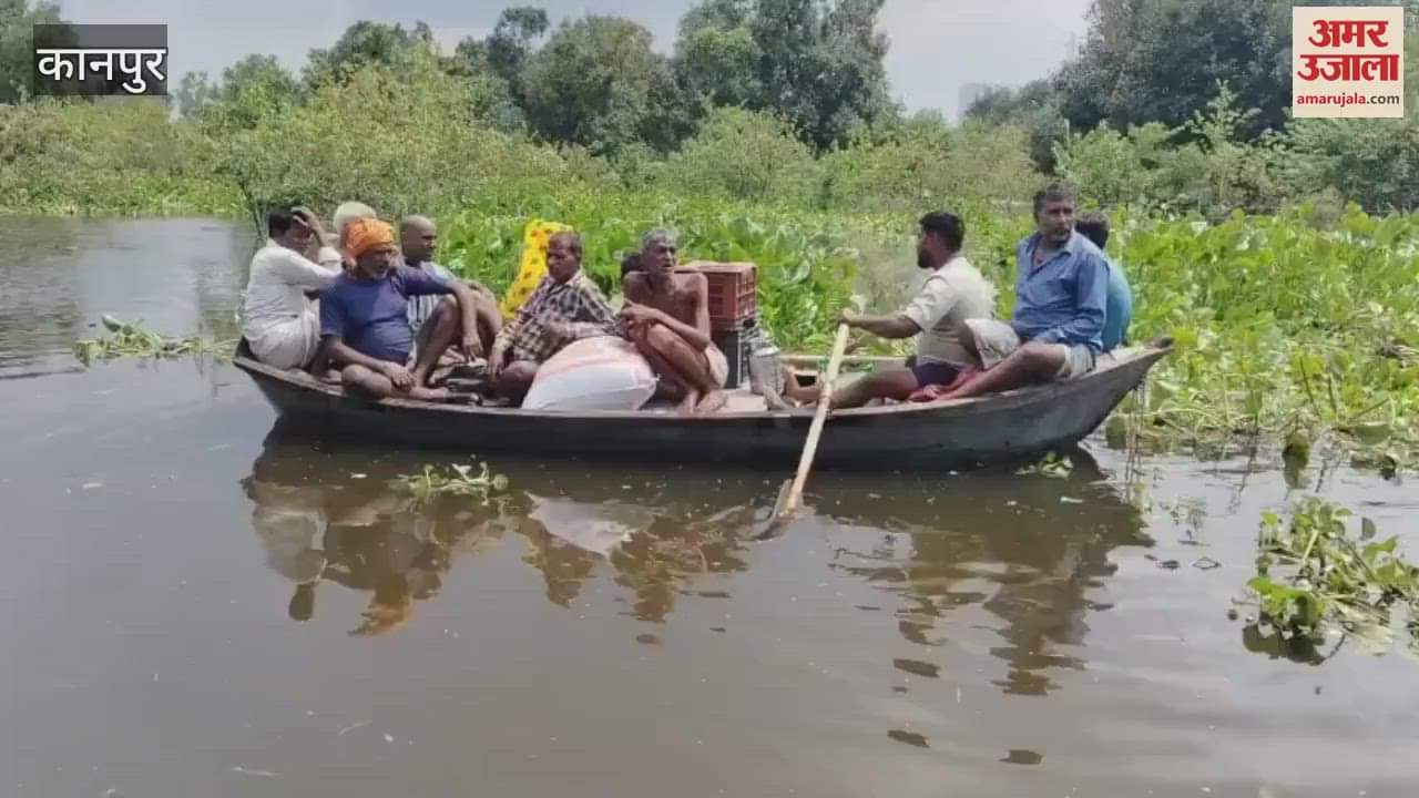Boats are running on the road due to rising water level of Ganga in Ganga Katri Bhopal Purwa