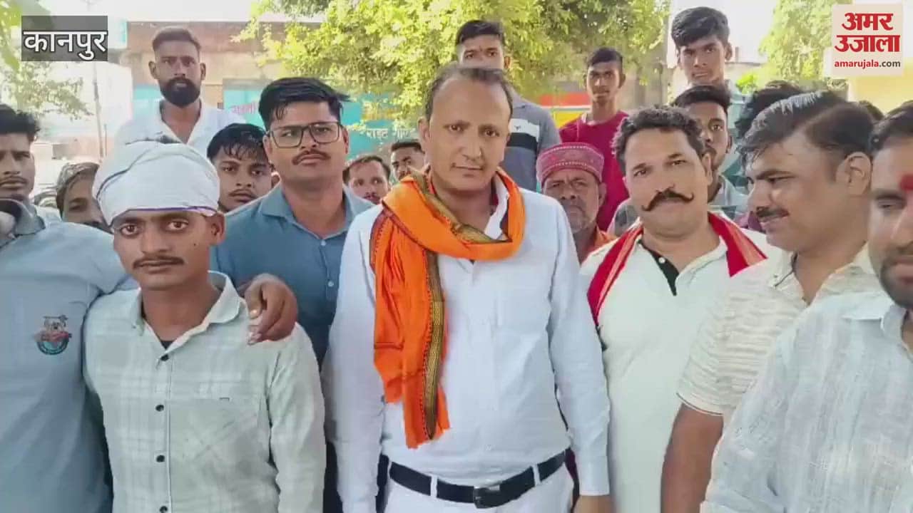 Angry VHP, Bajrang Dal and Gau Raksha Dal workers staged a protest