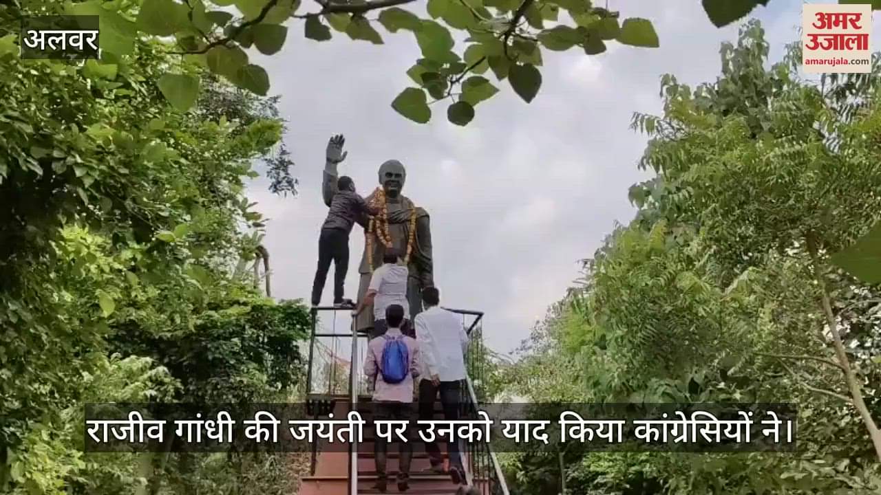 Congressmen garlanded Rajiv Gandhi on his birth anniversary