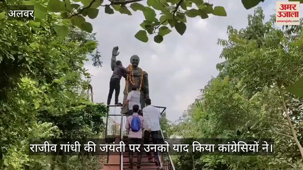 Congressmen garlanded Rajiv Gandhi on his birth anniversary