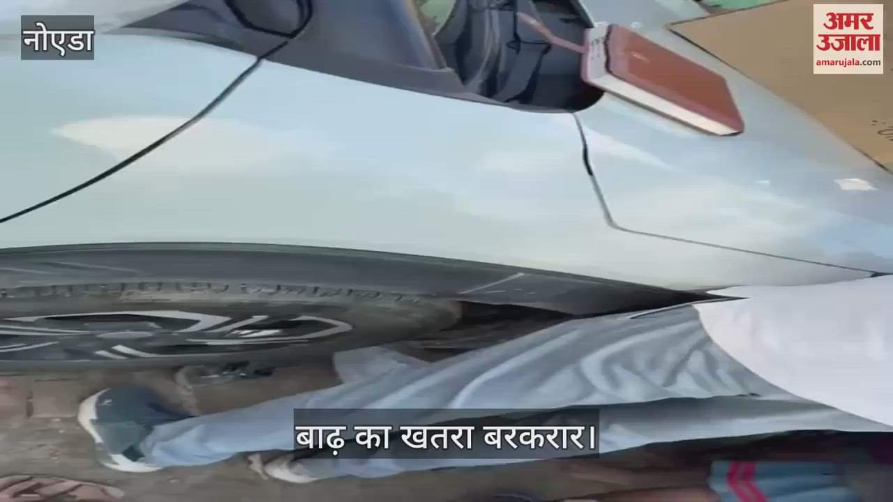 Slight decrease in Yamuna water level but flood threat remains food provided to workers who reached the embankment