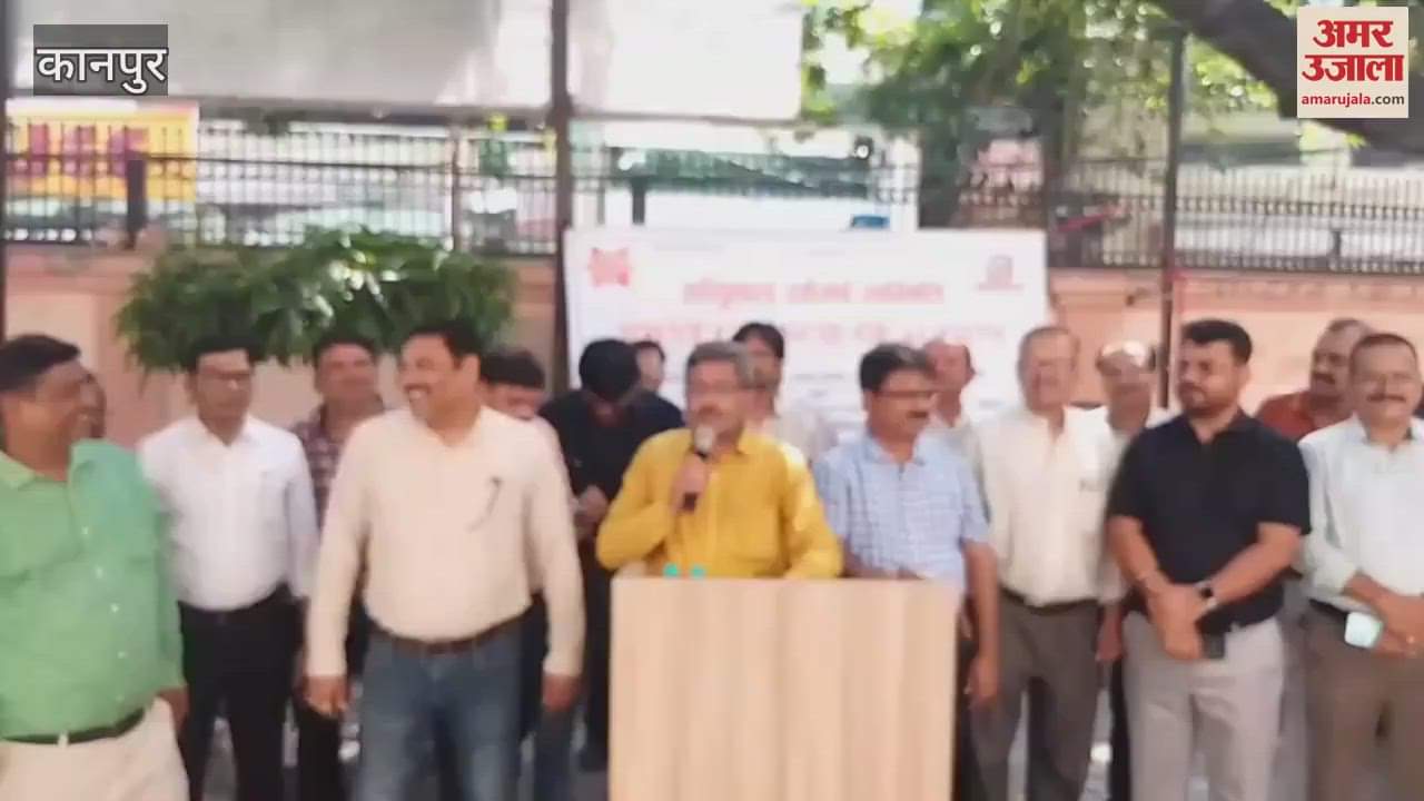 Demonstration outside Income Tax Headquarters demanding early formation of Eighth Pay Commission