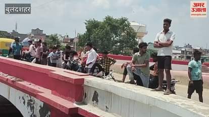 body of an unknown youth was found floating in Bulandshahr canal