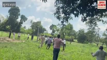 Video of a fight between two parties in the presence of police and tehsil employees in Bulandshahr goes viral
