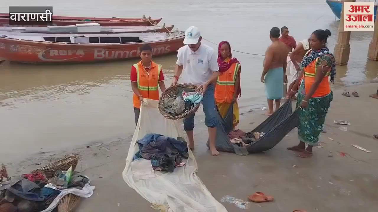 After the flood garbage spread at Manikarnika Ghat was cleaned VIDEO