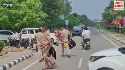 Hisar HAU students sit on dharna, request to meet CM; large number of police force present on the spot