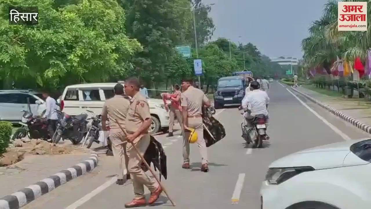 Hisar HAU students sit on dharna, request to meet CM; large number of police force present on the spot