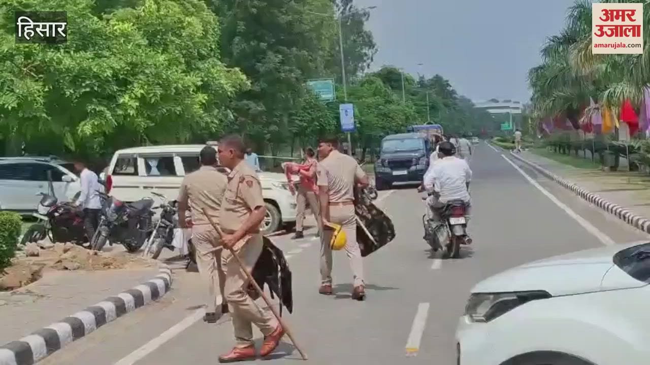 Hisar HAU students sit on dharna, request to meet CM; large number of police force present on the spot