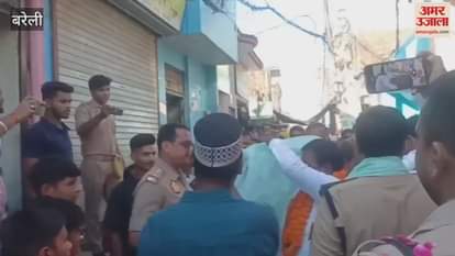Hindus welcomed Muslims by showering flowers on them in Bareilly