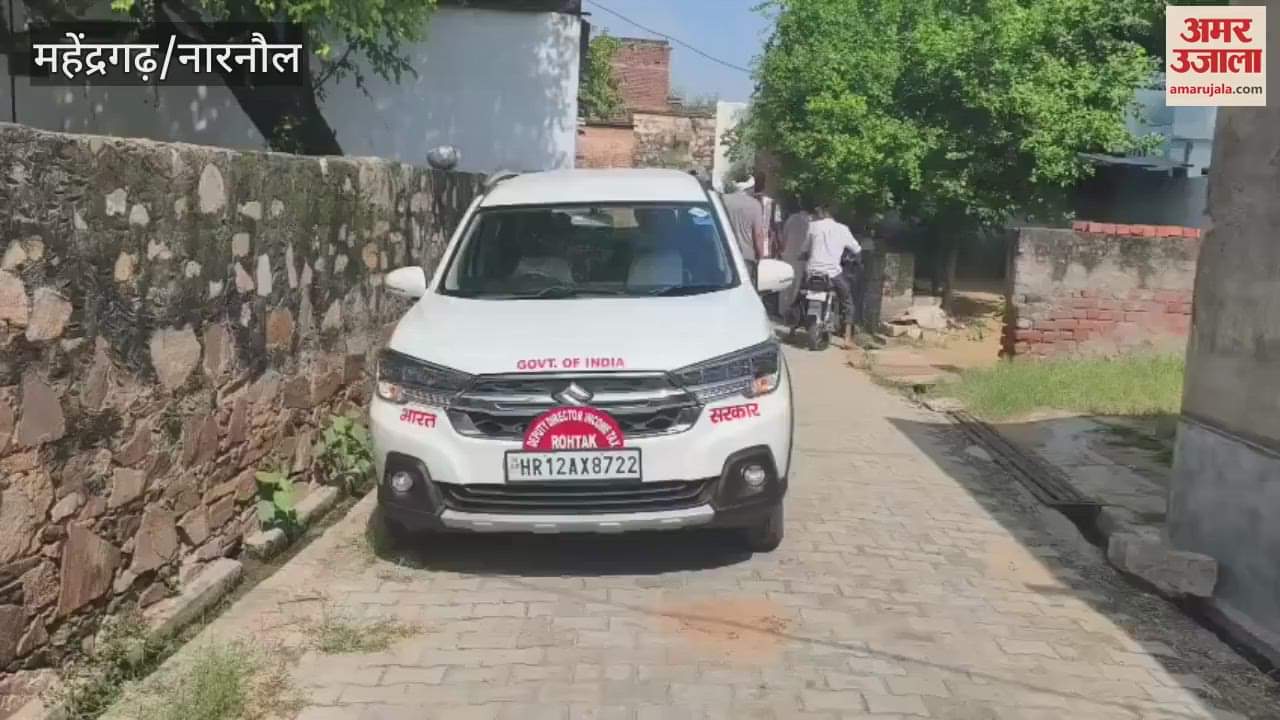 Income tax team conducted a four hour investigation at Deroli Jat in Narnaul, he works as a clerk in Hyderabad