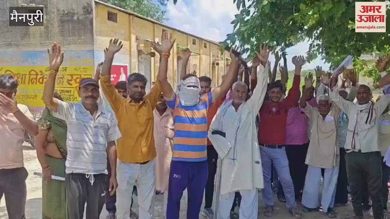 Protest for urea, centre employees locked the centre and ran away