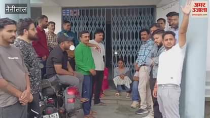 People angry with power connection being cut off raised slogans in bhimtal