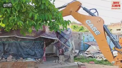 Jhansi: Municipal corporation's bulldozer ran on Malin Basti, people protested fiercely Jhansi: Municipal corporation's bulldozer ran on Malin Basti, people protested fiercely