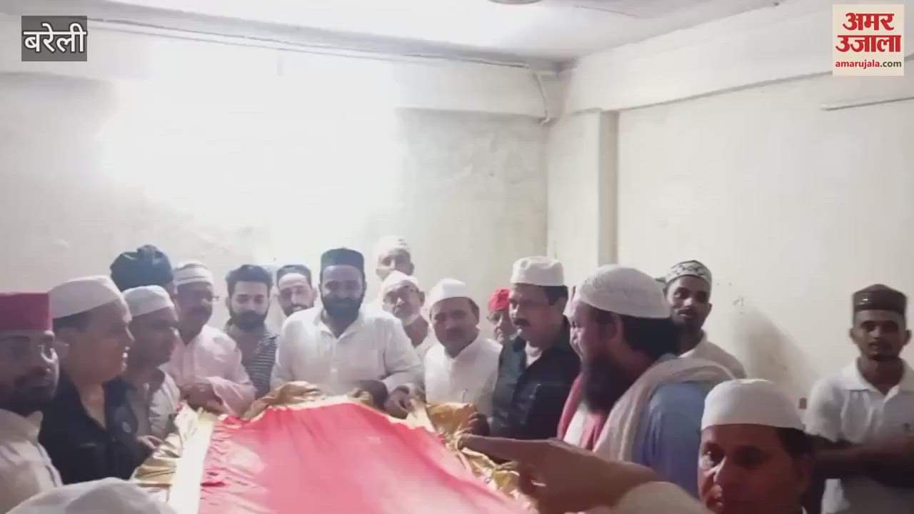 SP chief Akhilesh Yadav offered chadar at Dargah Aala Hazrat