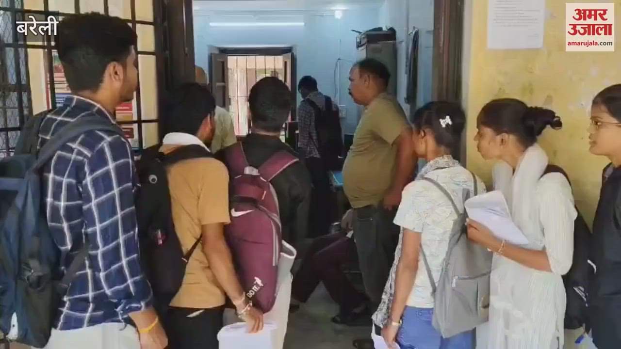 students gathered in Bareilly College to submit scholarship applications