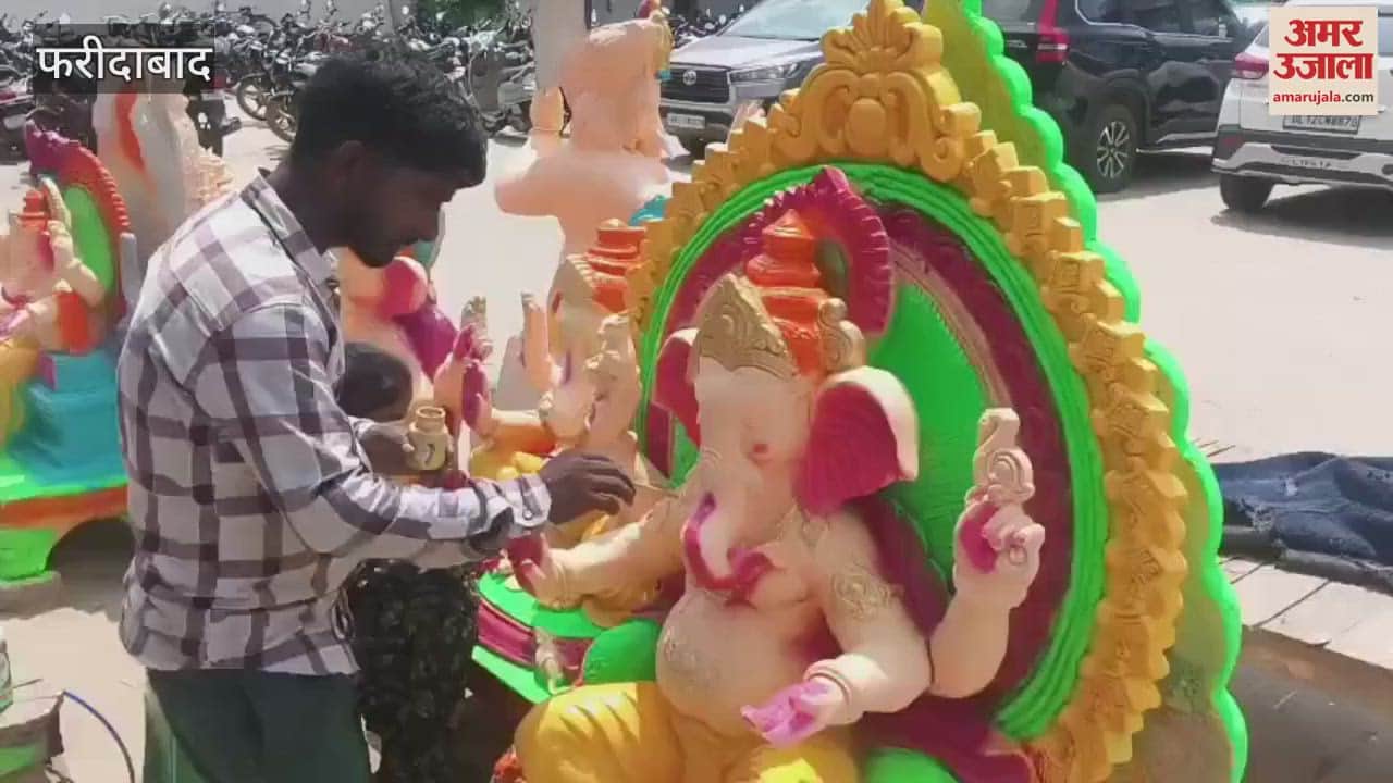 Preparations for Ganesh Chaturthi near Faridabad Sector 16 Market