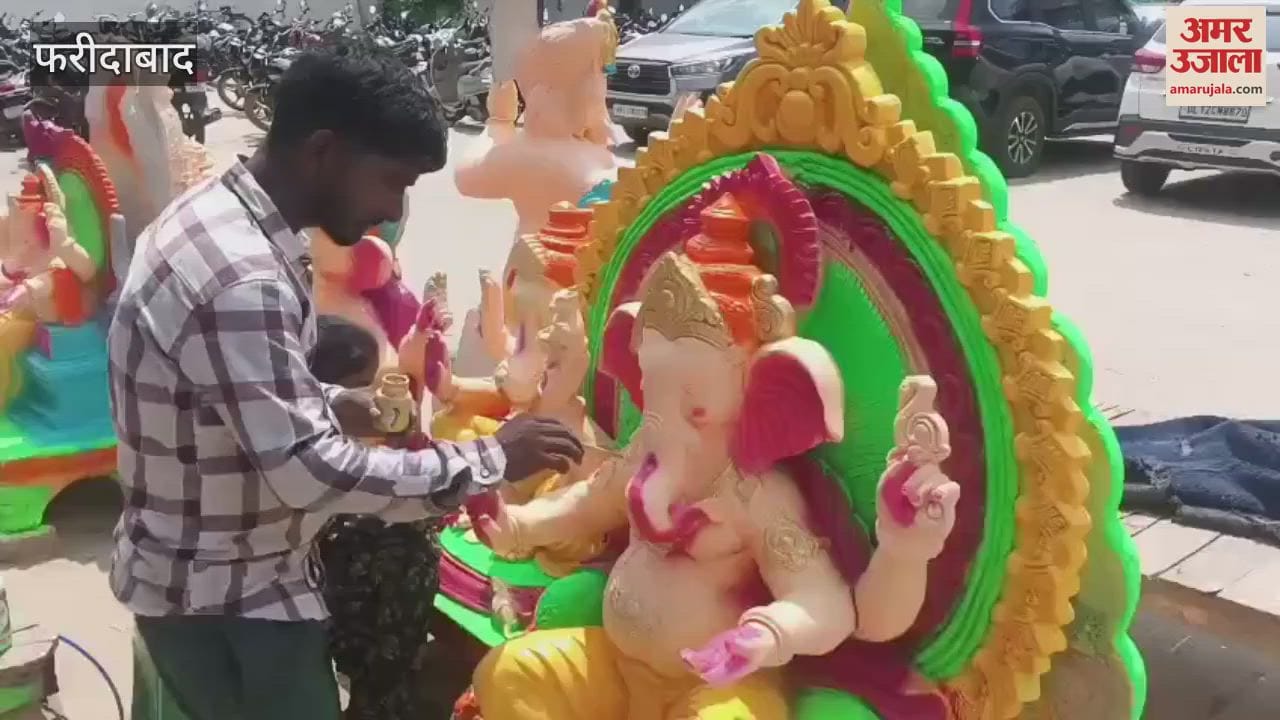 Preparations for Ganesh Chaturthi near Faridabad Sector 16 Market