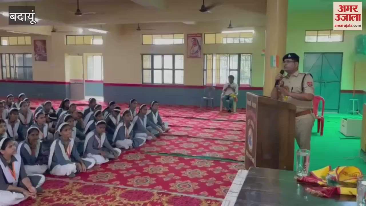 SP City Vijayendra Dwivedi taught safety lessons to students in Badaun
