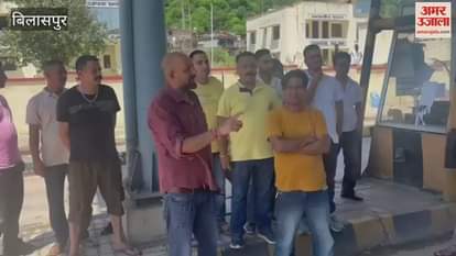 Bilaspur Congress workers and truck operators furious over collection of toll fee despite order to close toll plaza