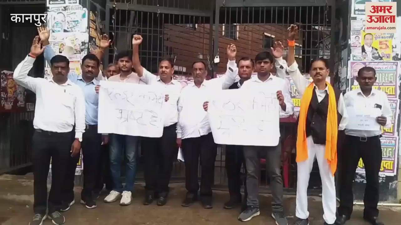 Candidate Rakesh Sachan staged a sit-in protest with his supporters at the Lawyers Association gate