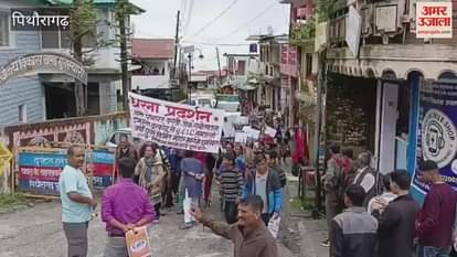 People of four villages came out on the road demanding asphalting in munsiyari