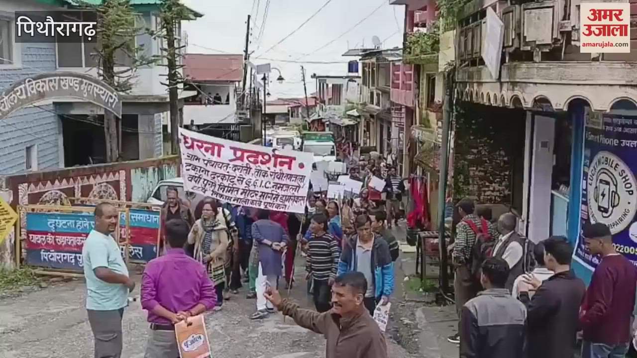 People of four villages came out on the road demanding asphalting in munsiyari