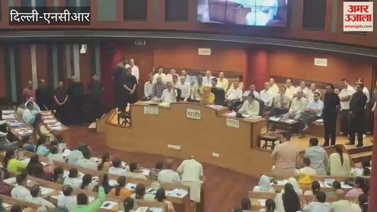 MCD House Leader of House Pravesh Vahi and Leader of Opposition Ankush Narang talking