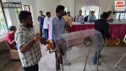 Applicants taking out lucky draw of Siddharth Vihar Yojana in auditorium