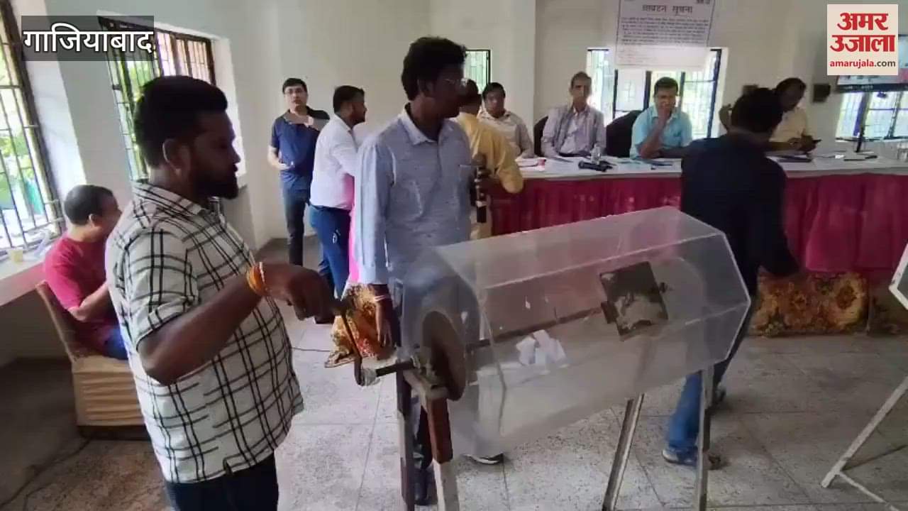 Applicants taking out lucky draw of Siddharth Vihar Yojana in auditorium