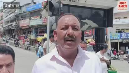 Congressmen protested and burnt the effigy of the government in pithoragarh