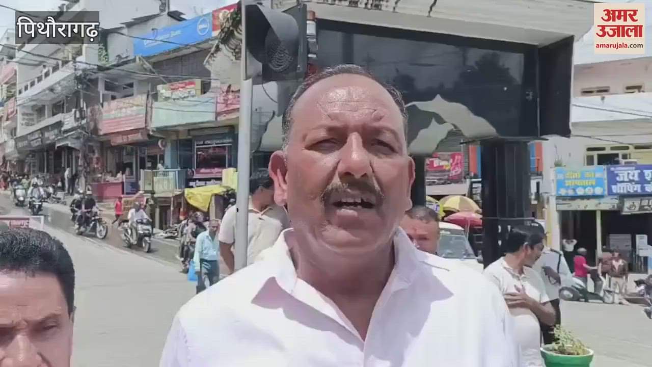 Congressmen protested and burnt the effigy of the government in pithoragarh