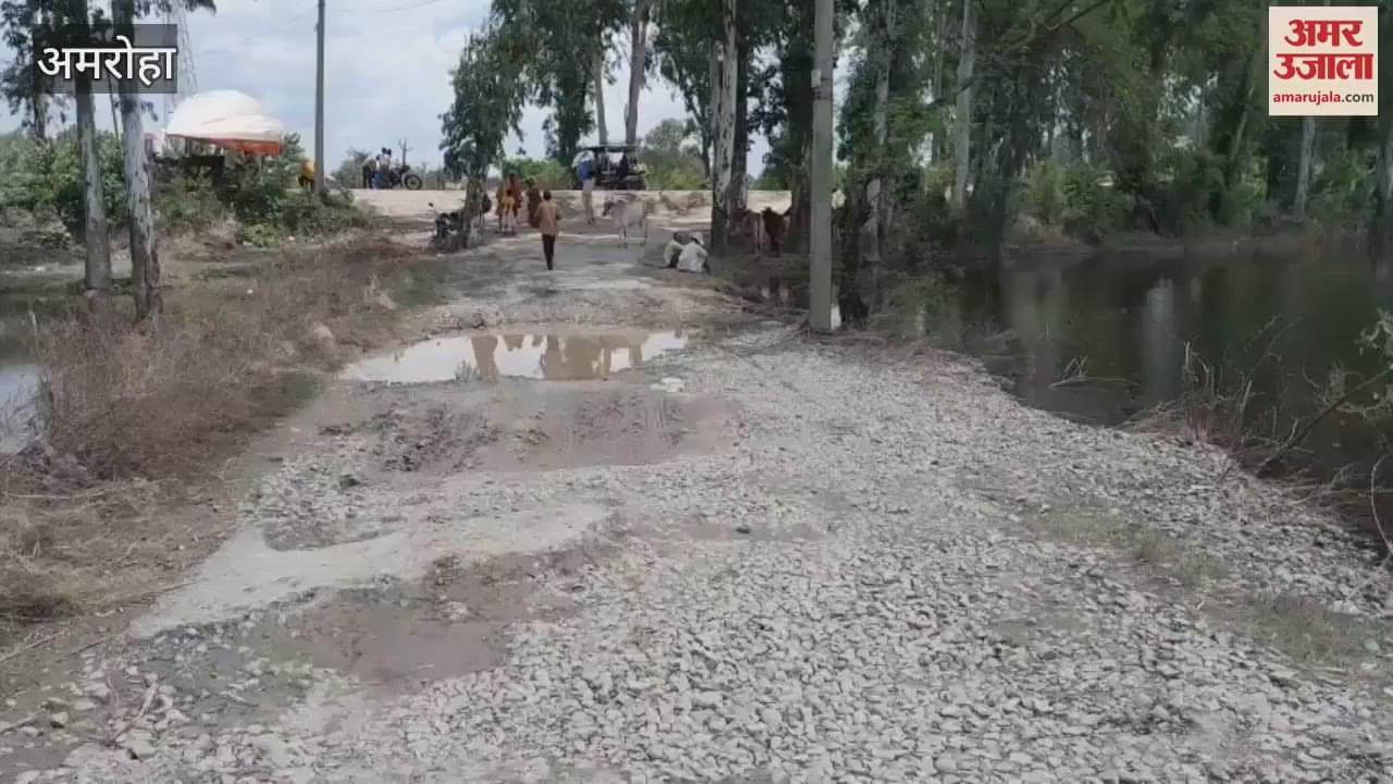 Due to floods, funerals are being done on the roadside