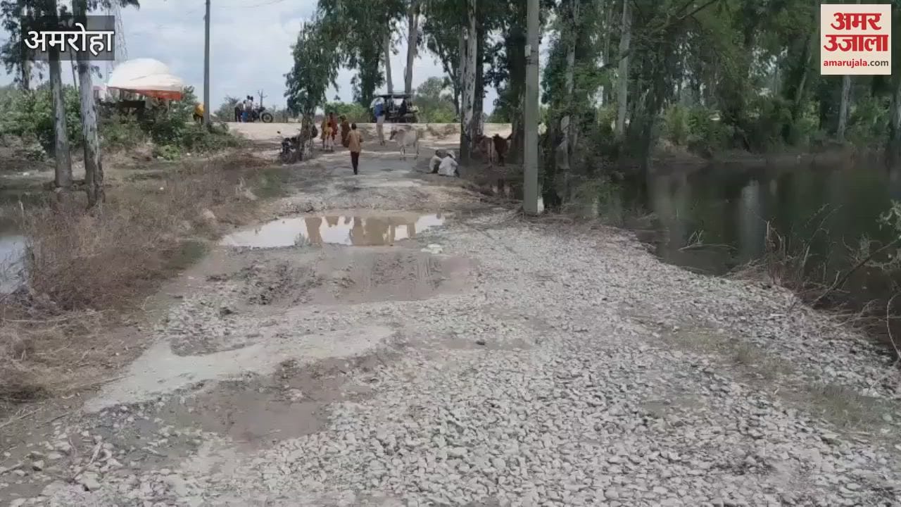 Due to floods, funerals are being done on the roadside