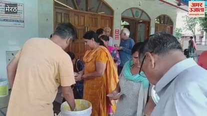 Meerut: Devotees took prasad during the Chhathi festival at the Ganesh temple located in Shastri Nagar L Block