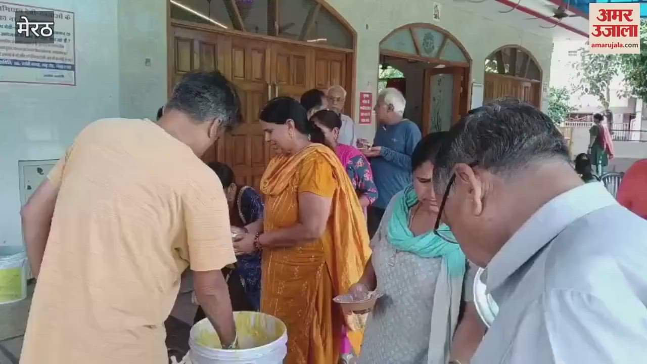 Meerut: Devotees took prasad during the Chhathi festival at the Ganesh temple located in Shastri Nagar L Block
