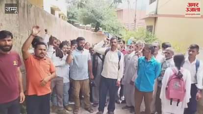 Mid day meal cooks staged a strong protest in Chinani, raised their voices over pending demands