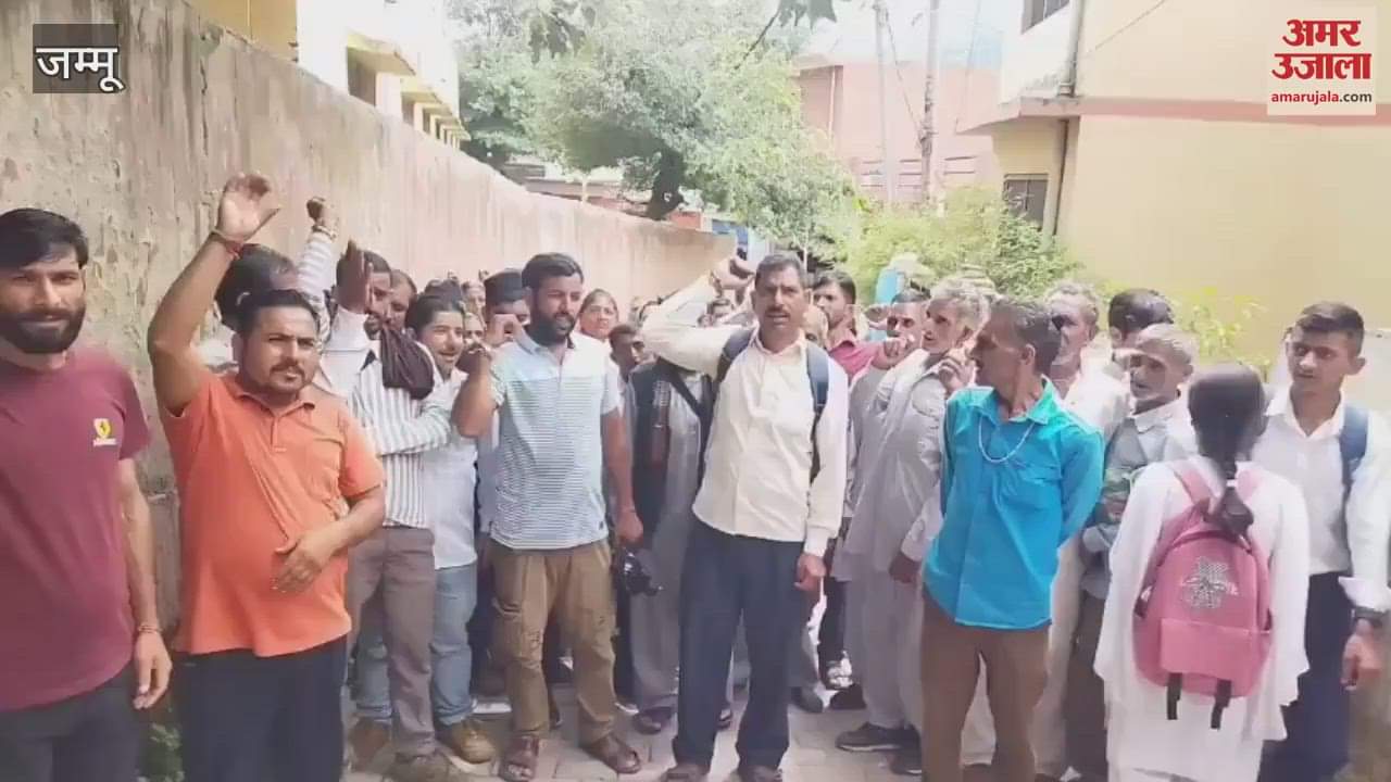 Mid day meal cooks staged a strong protest in Chinani, raised their voices over pending demands