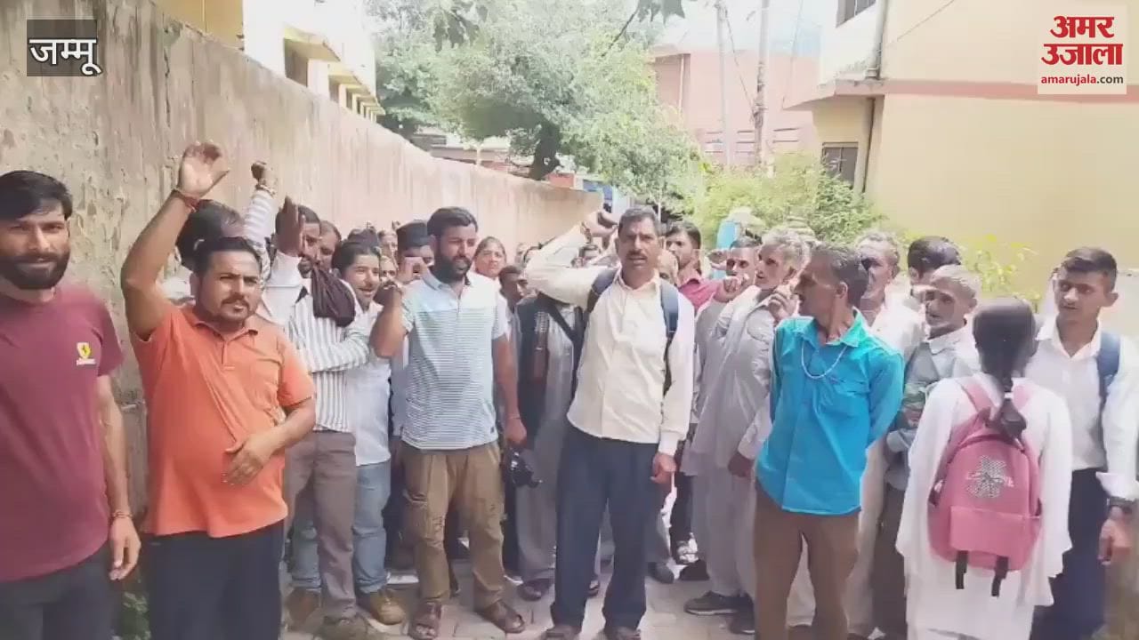 Mid day meal cooks staged a strong protest in Chinani, raised their voices over pending demands