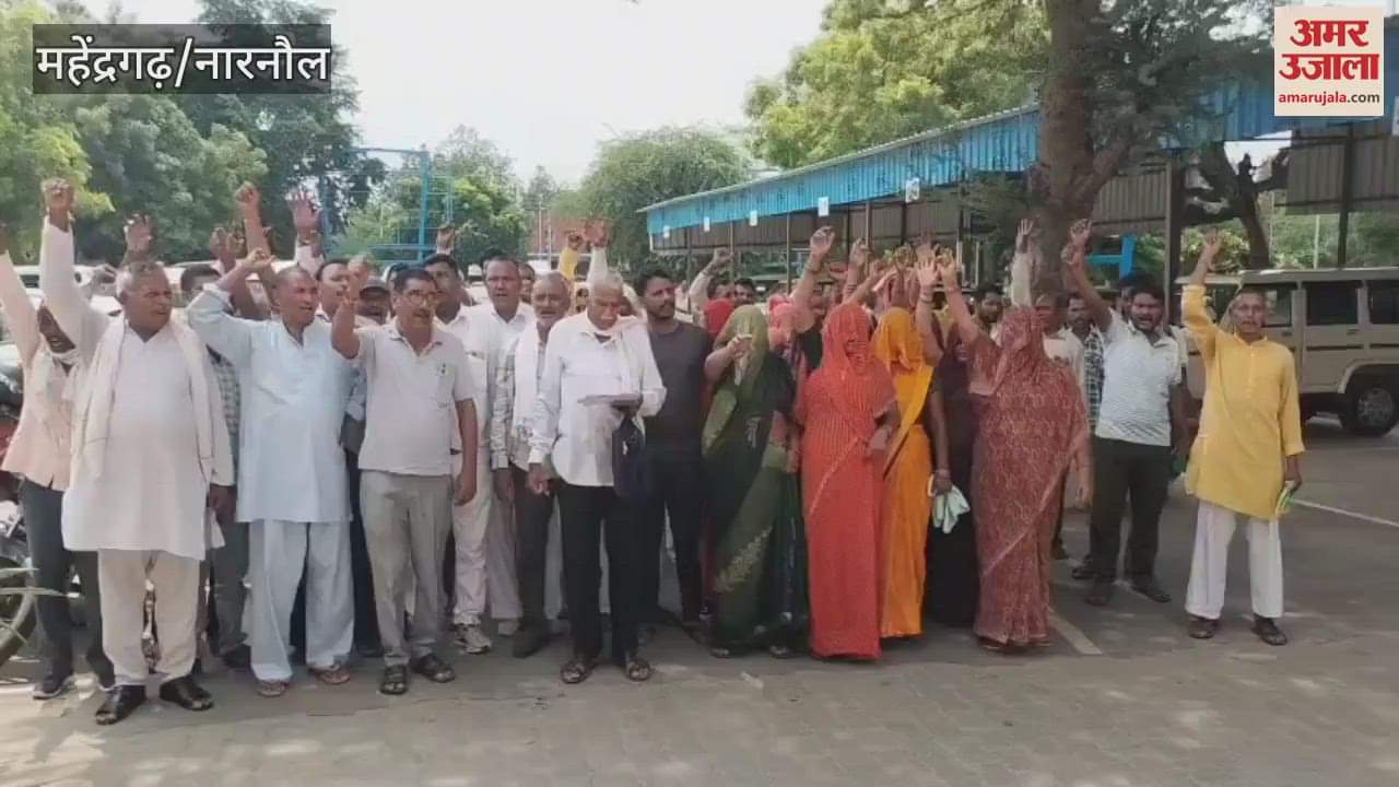 Villagers staged a protest at the Mini Secretariat over the non-recovery of a minor girl in Narnaul