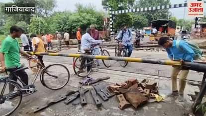 Nasirpur gate remained closed for third day