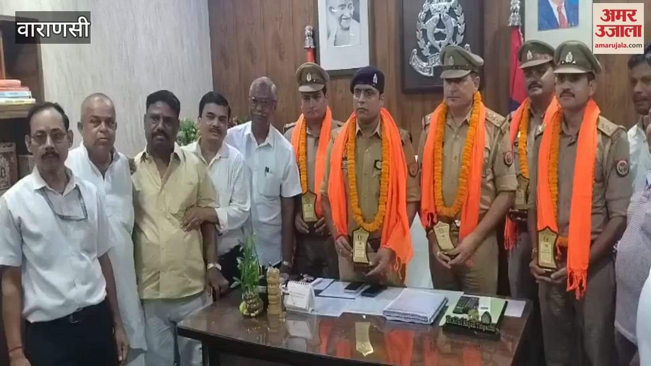 Traders honored the police in varanasi