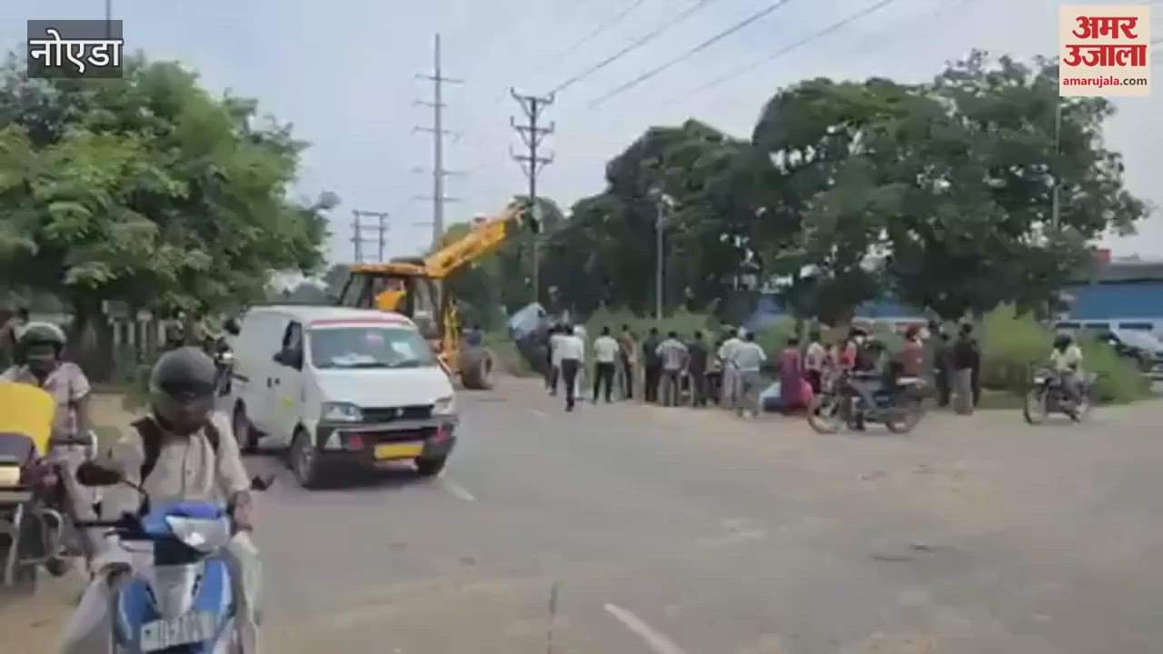 Greater Noida Auto went out of control and fell into drain
