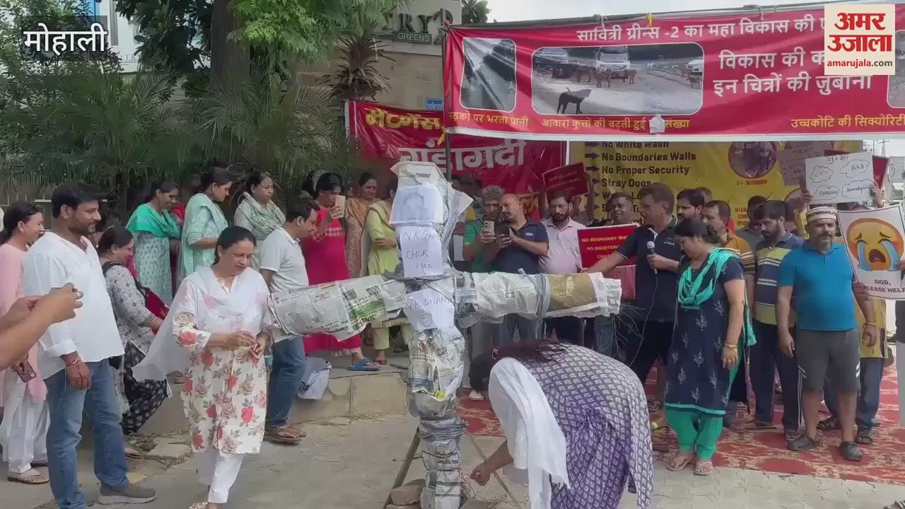 Women of Savitri Greens-2 Society burnt the effigy of NK Sharma