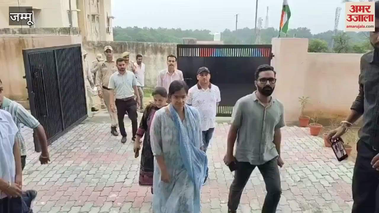 DC Aayushi Sudan met orphan and EWS children in Samba, wished them a better future