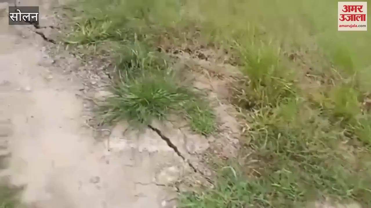 Solan Cracks appear on the road to New Kathed people are scared