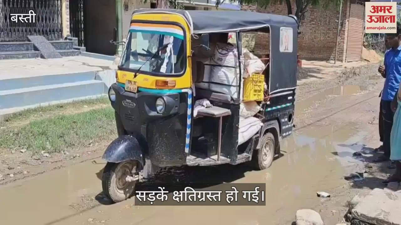 The road of Ramnagar block is dilapidated, people are facing problems in commuting