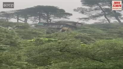 Kangra Unsafe building collapses in Sudhed Dharamshala watch video