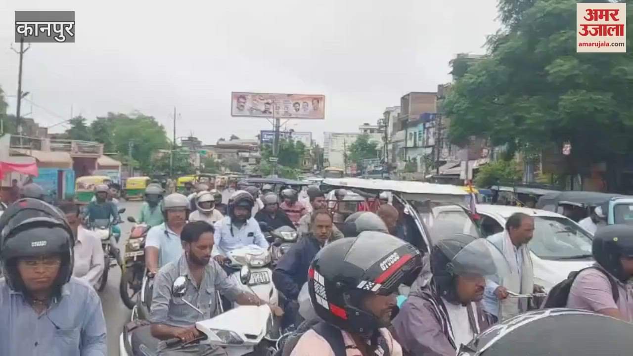 Jam in the morning at Naveen Ganga Bridge and in the evening at Jajmau, ambulance stuck