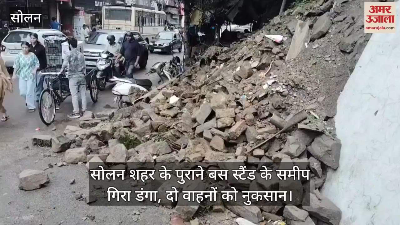 A dumper fell near the old bus stand of Solan city, two vehicles were damaged